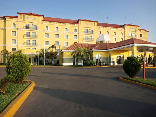 Exterior view of entrance to Fiesta Inn Nuevo Laredo