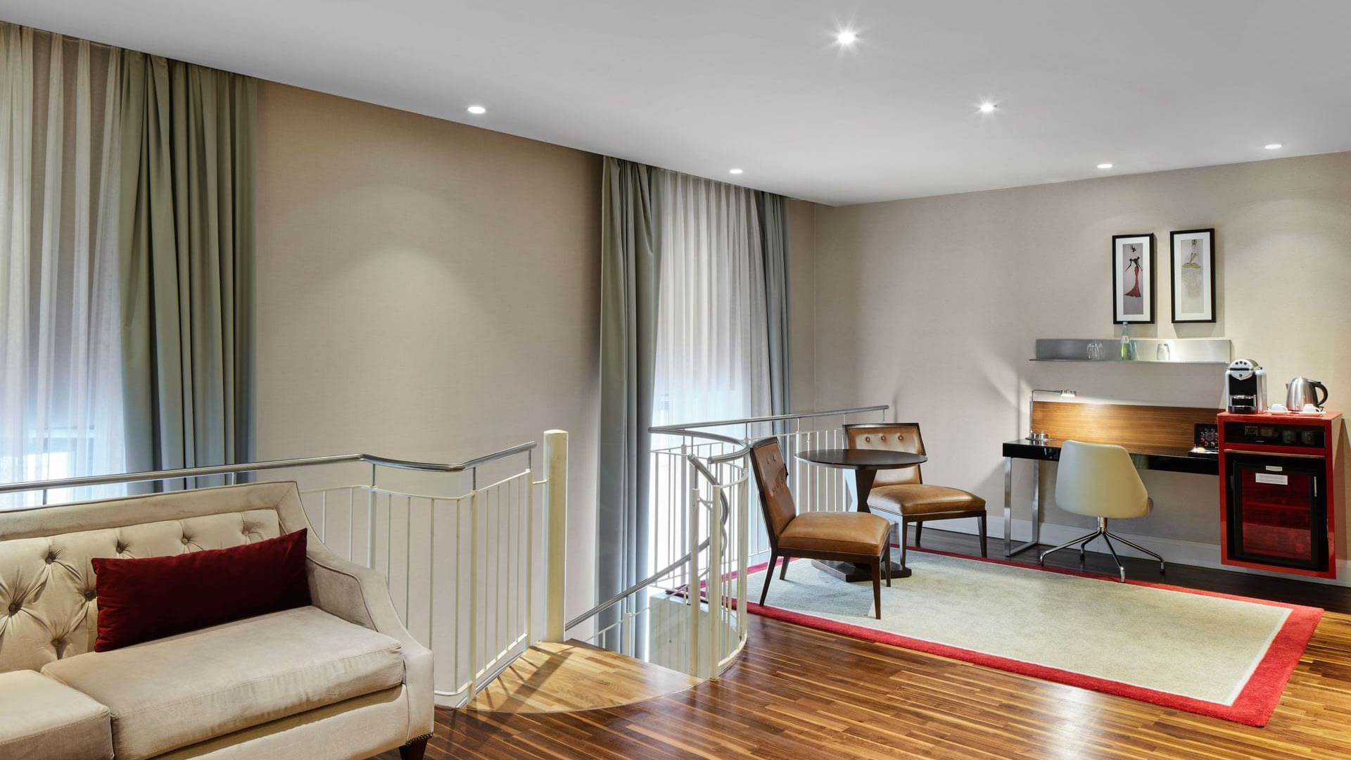 Gendarmenmarkt Duplex Suite mit Schreibtisch im Wohnzimmer im Titanic Gendarmenmarkt Berlin.