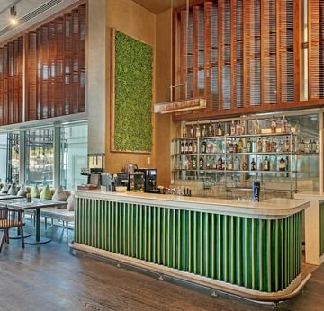 Titanic Deluxe Golf Belek Titanic Bistro’nun bar tezgahı ve yemek alanı.