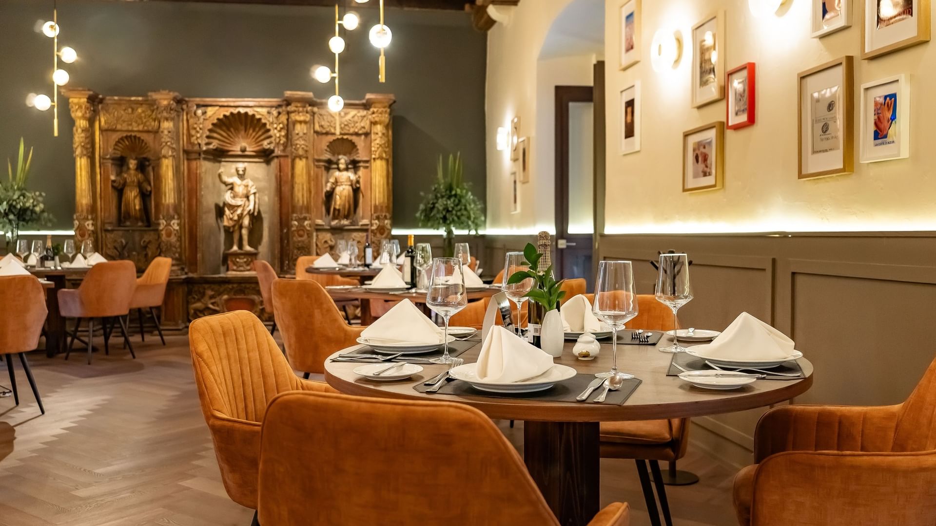 Elegant dining area with round tables and orange chairs at Tierra Mia, Quinta Real Puebla, Heroica Puebla de Zaragoza.