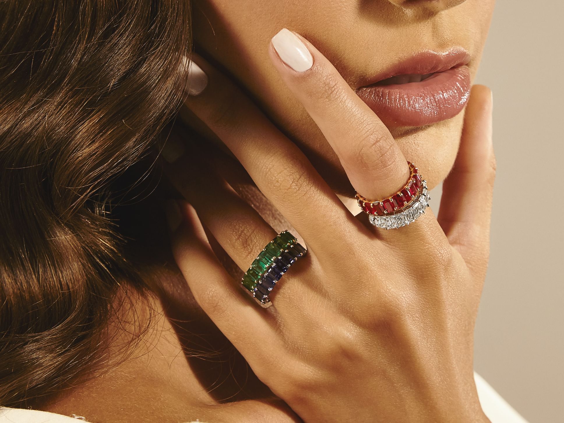 Una elegante mujer muestra sus anillos de la joyería Bauer ubicada en el hotel Carleston Santa Teresa en Cartagena.