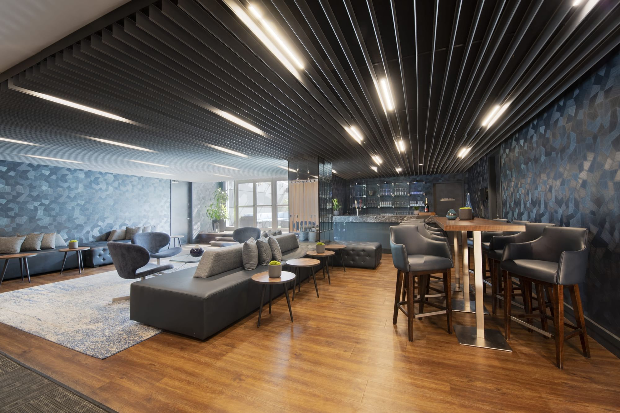 Lounge Bishop with bar chairs and sofas at Warwick Le Crystal