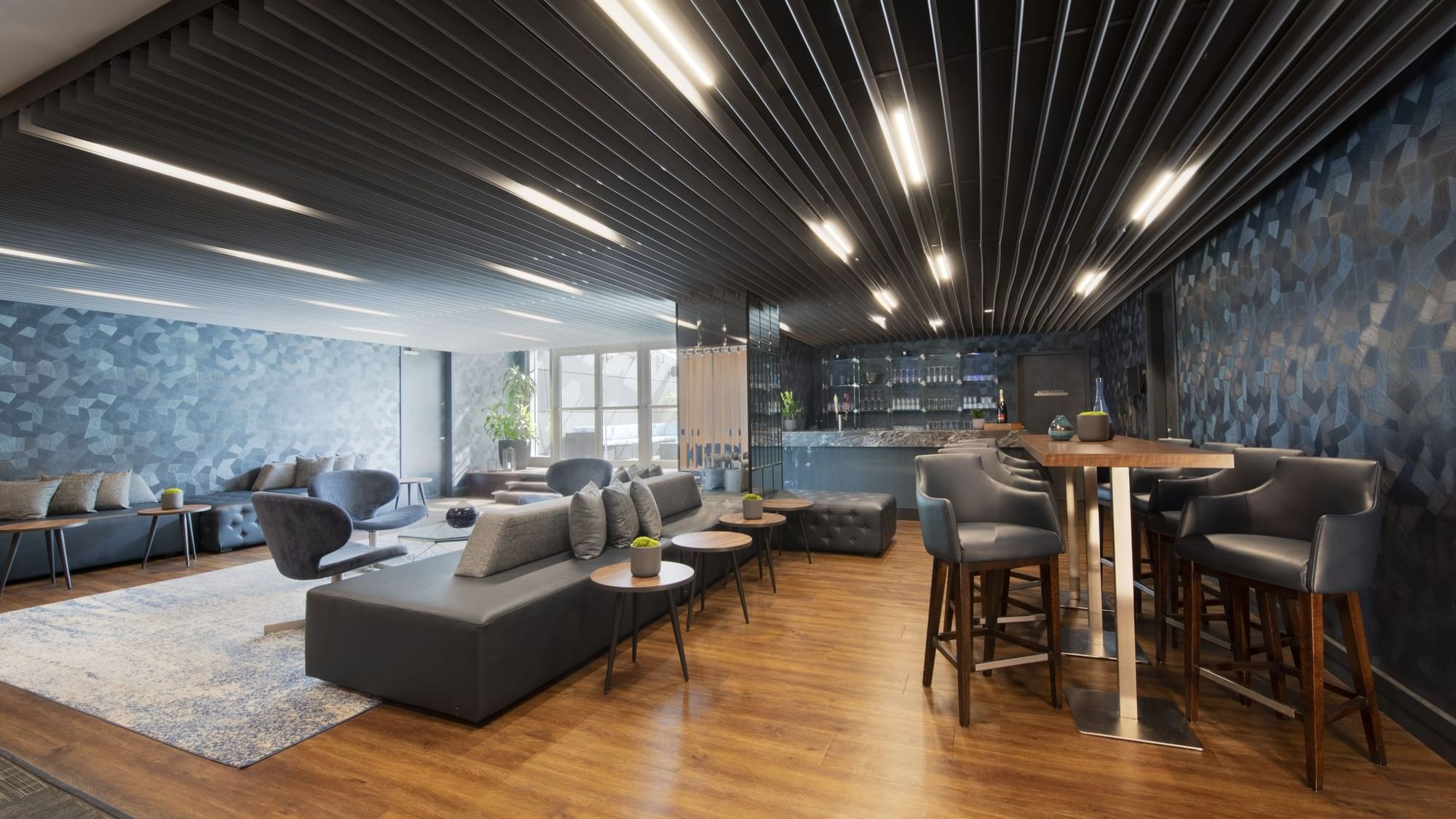 Lounge Bishop with bar chairs and sofas at Warwick Le Crystal