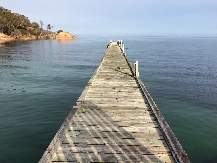The jetty with the Great Oyster Bay at Freycinet Lodge