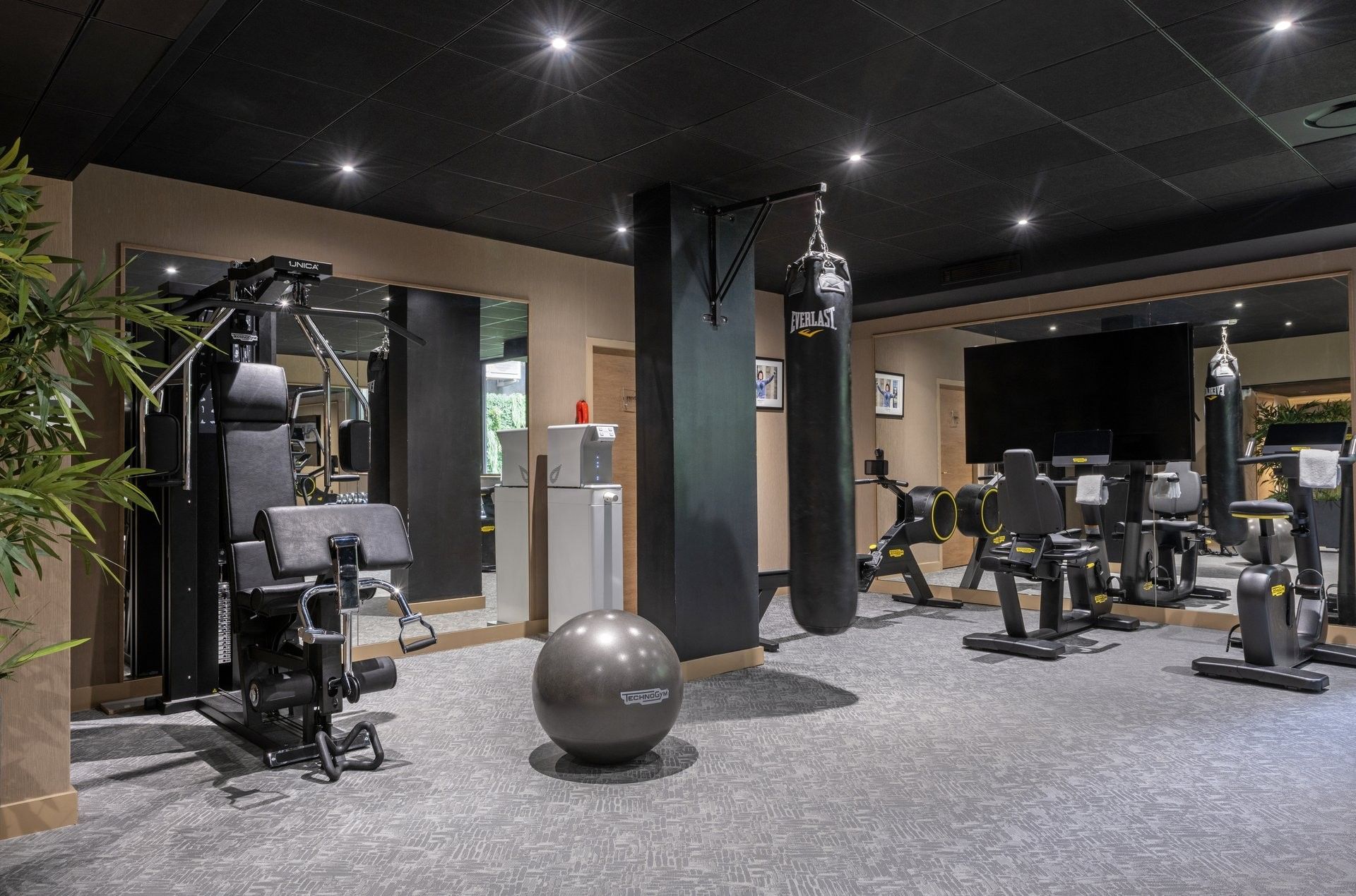 Services & Amenities