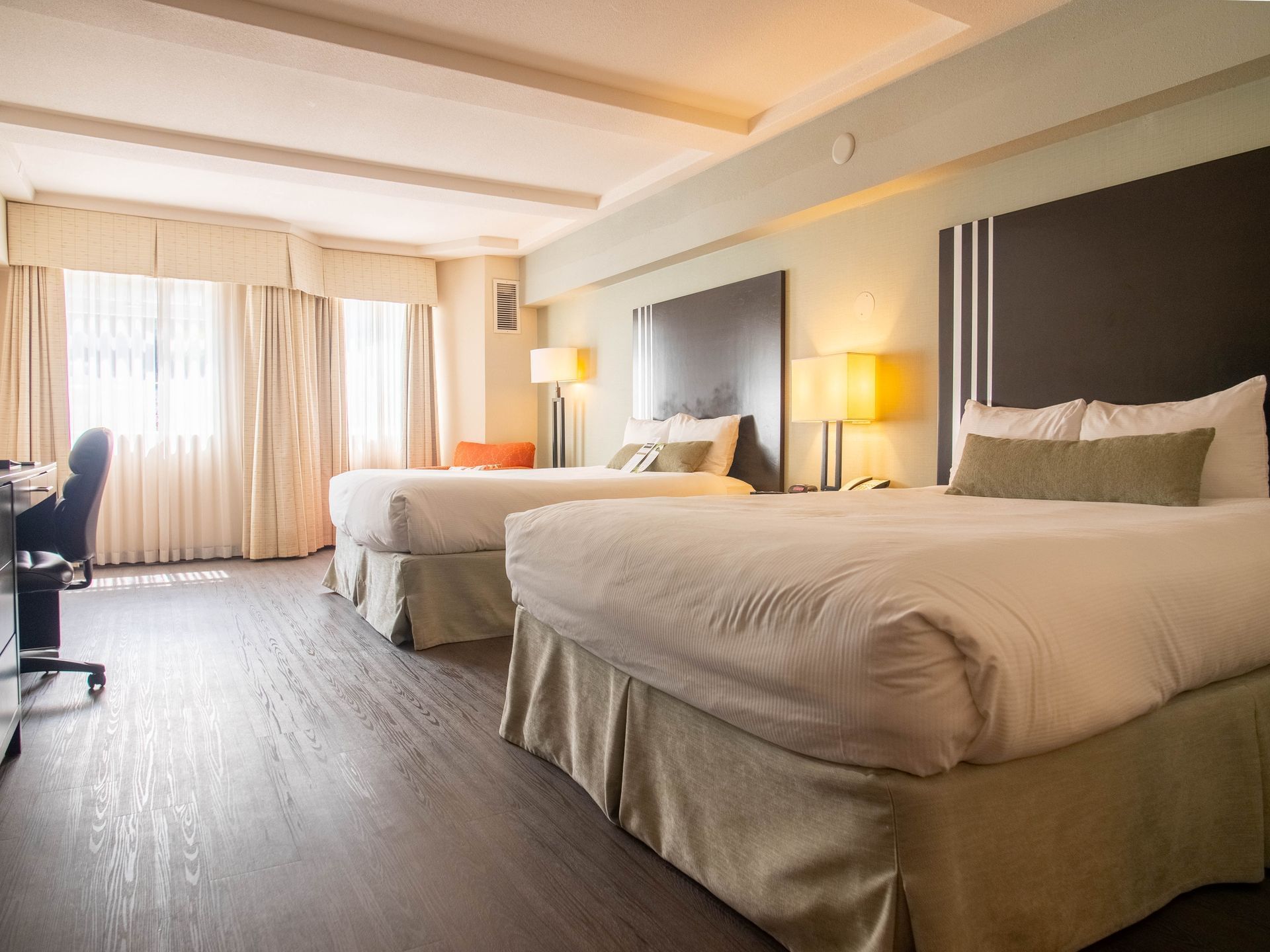 Coast-Kamloops-Comfort-QueenQueen-Pet-Friendly 2