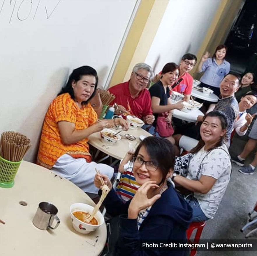 the customers ware enjoying their hokkien mee dinner at Restoran Old Green House Penang