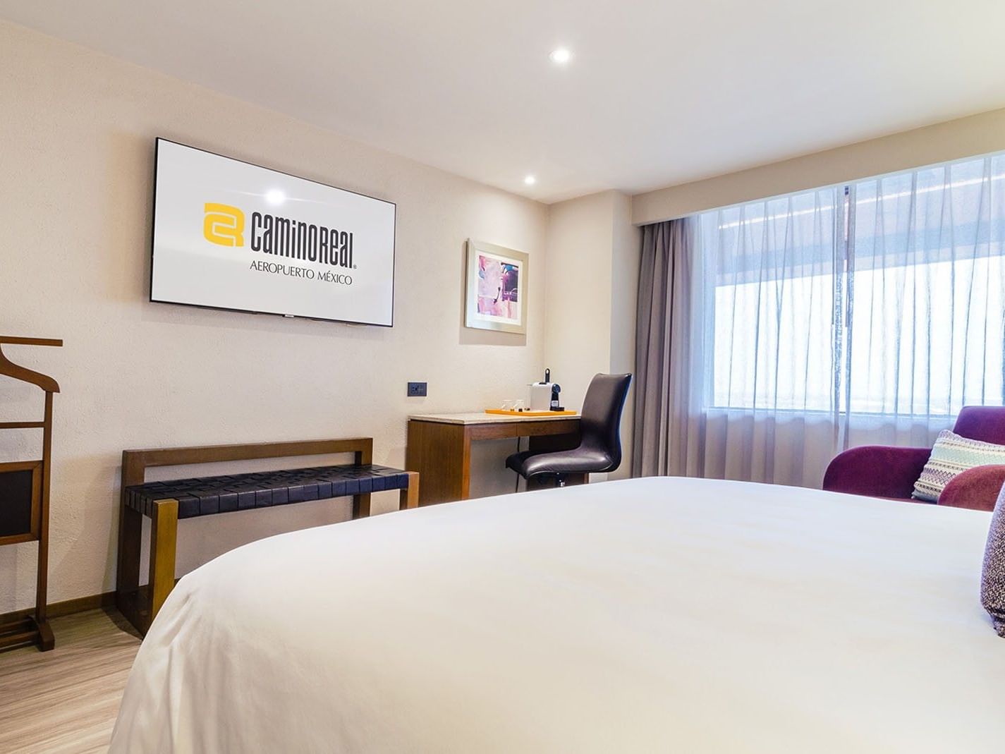 Habitación Camino Real Club King con cama grande en Camino Real Aeropuerto México en Ciudad de México.