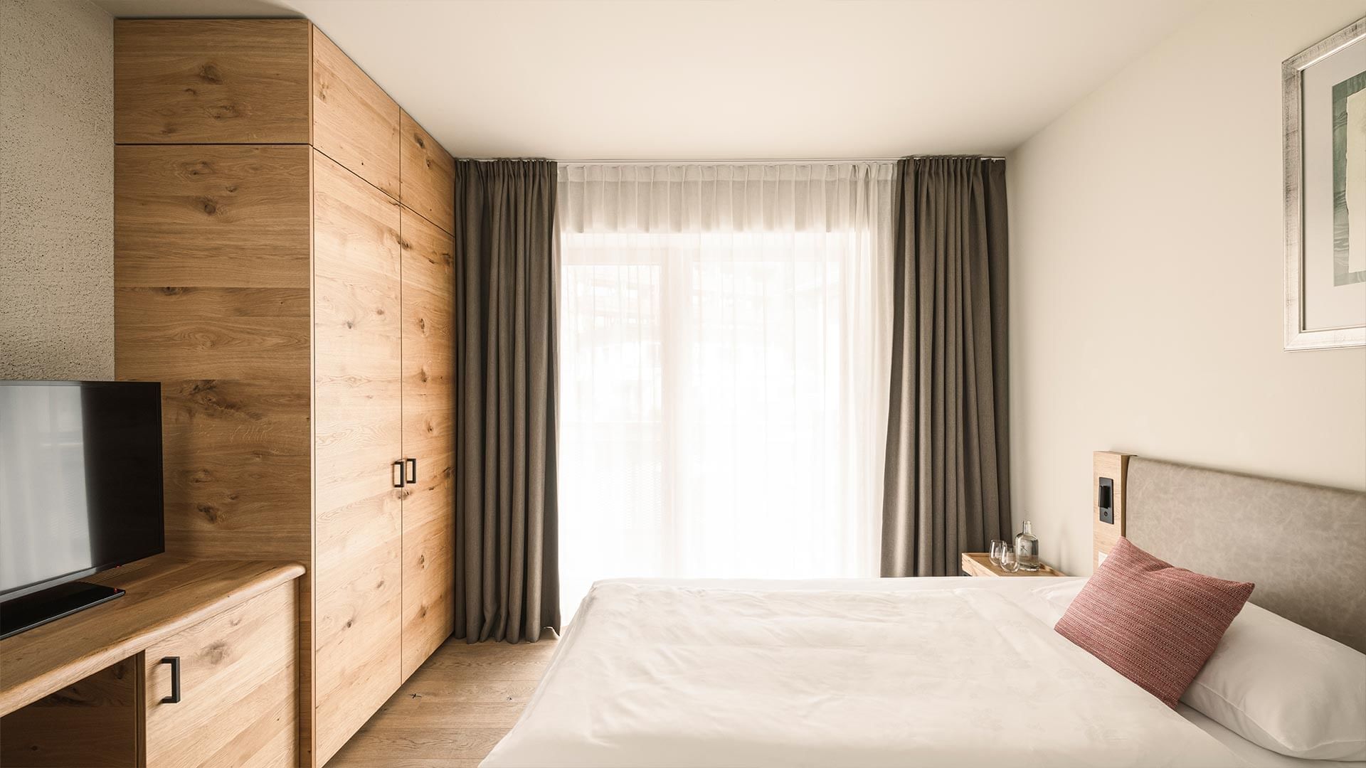 Bed & closet in Single Room Comfort at Falkensteiner Hotels