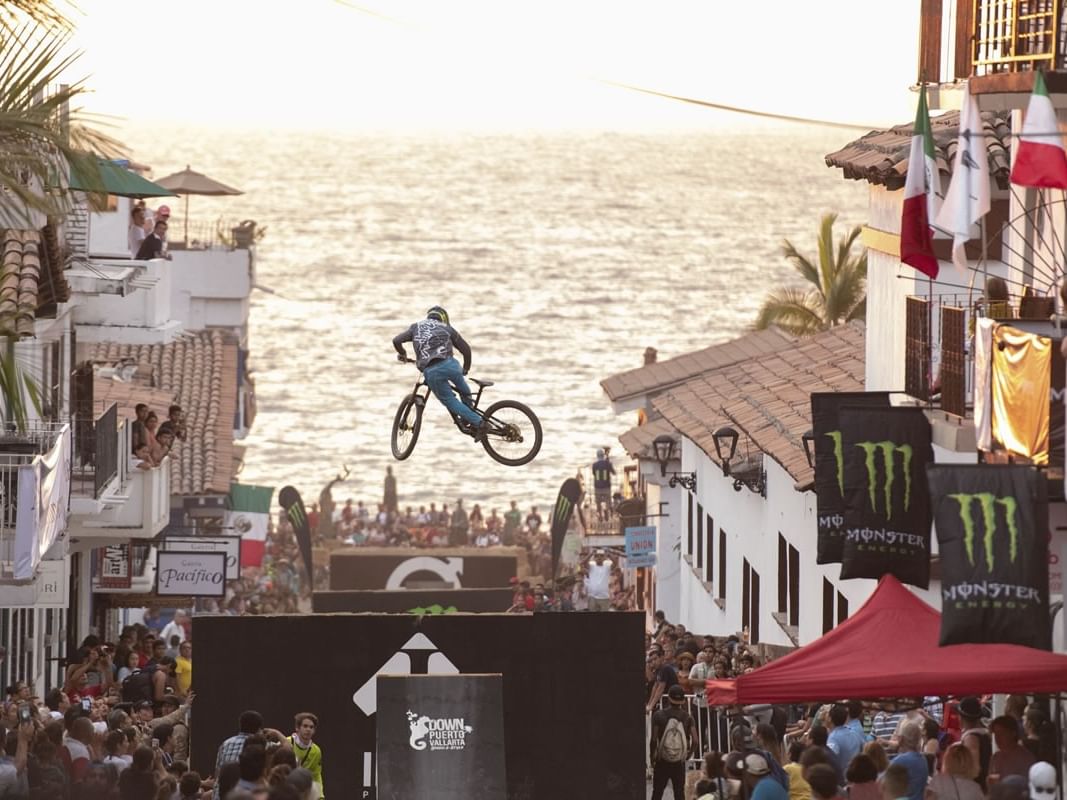 Ciclista en el aire realizando truco en evento de Puerto Vallarta Downhill 2026.