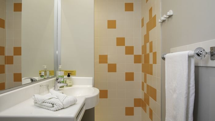 Interior of a bathroom with a towel rack at Hotel de Re