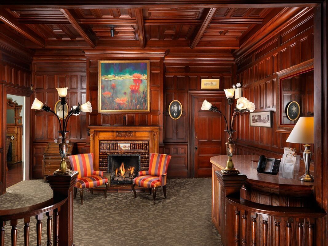 An elegant wooden finished lobby area with a reception counter at Pendray Inn & Tea House