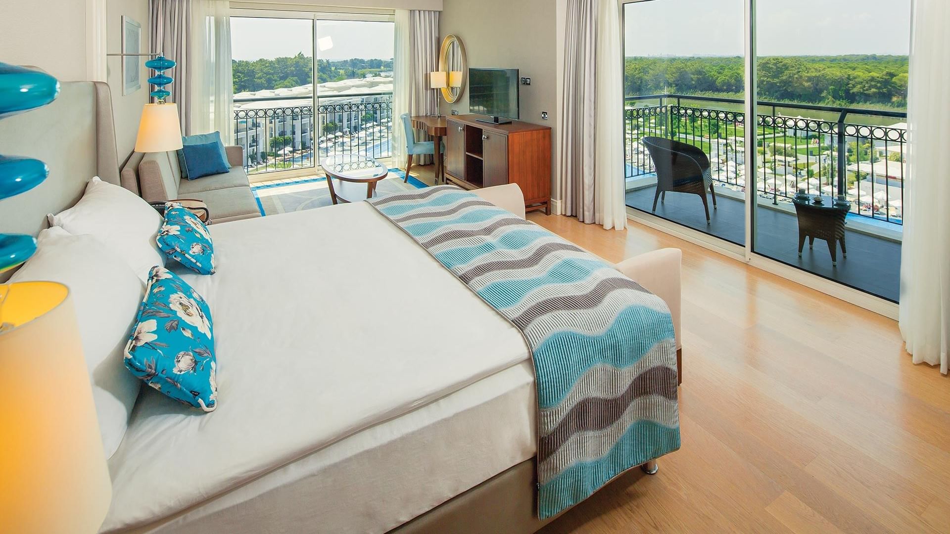 Corner Suite с балконом и живописным видом в Titanic Deluxe Golf Belek.