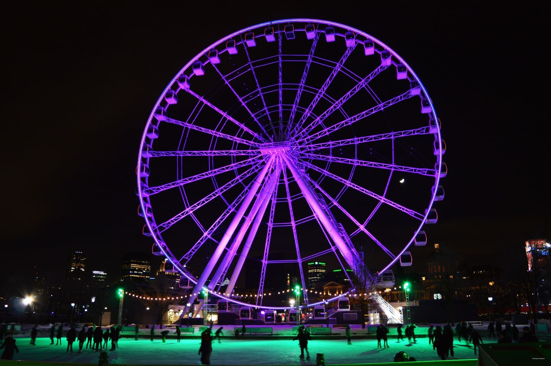large_ferris_wheel_at_night