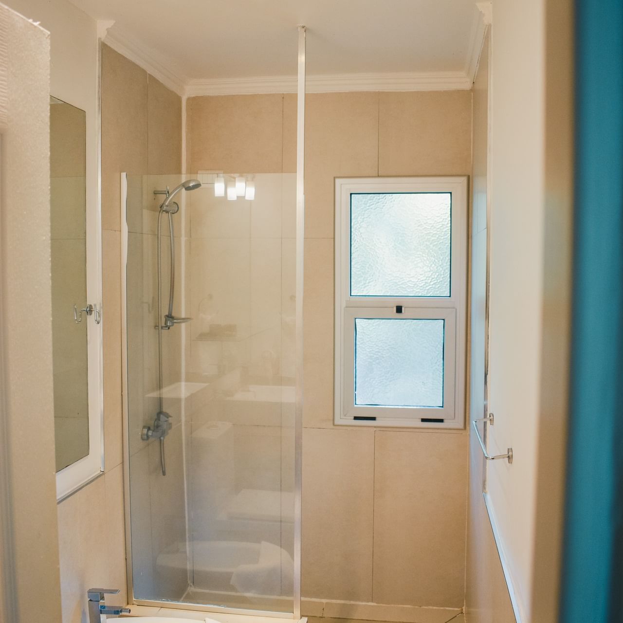 Bathroom shower area in a room at La Cantera Lodge de Selva