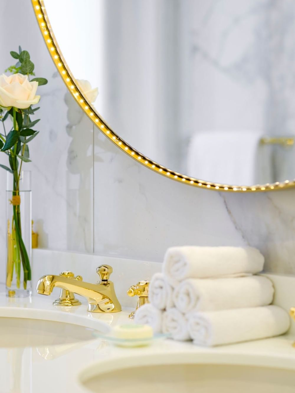 La chambre de la suite « Duke of Westminster », élégamment décorée, à l'Hôtel Westminster Paris.