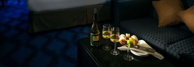 Table with drinks and arrangement of Plaza Inn & Suites at Ashland Creek​