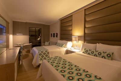 Dos camas separadas, TV y sala de estar en Special Twin en el Hotel Dann Carlton Medellín