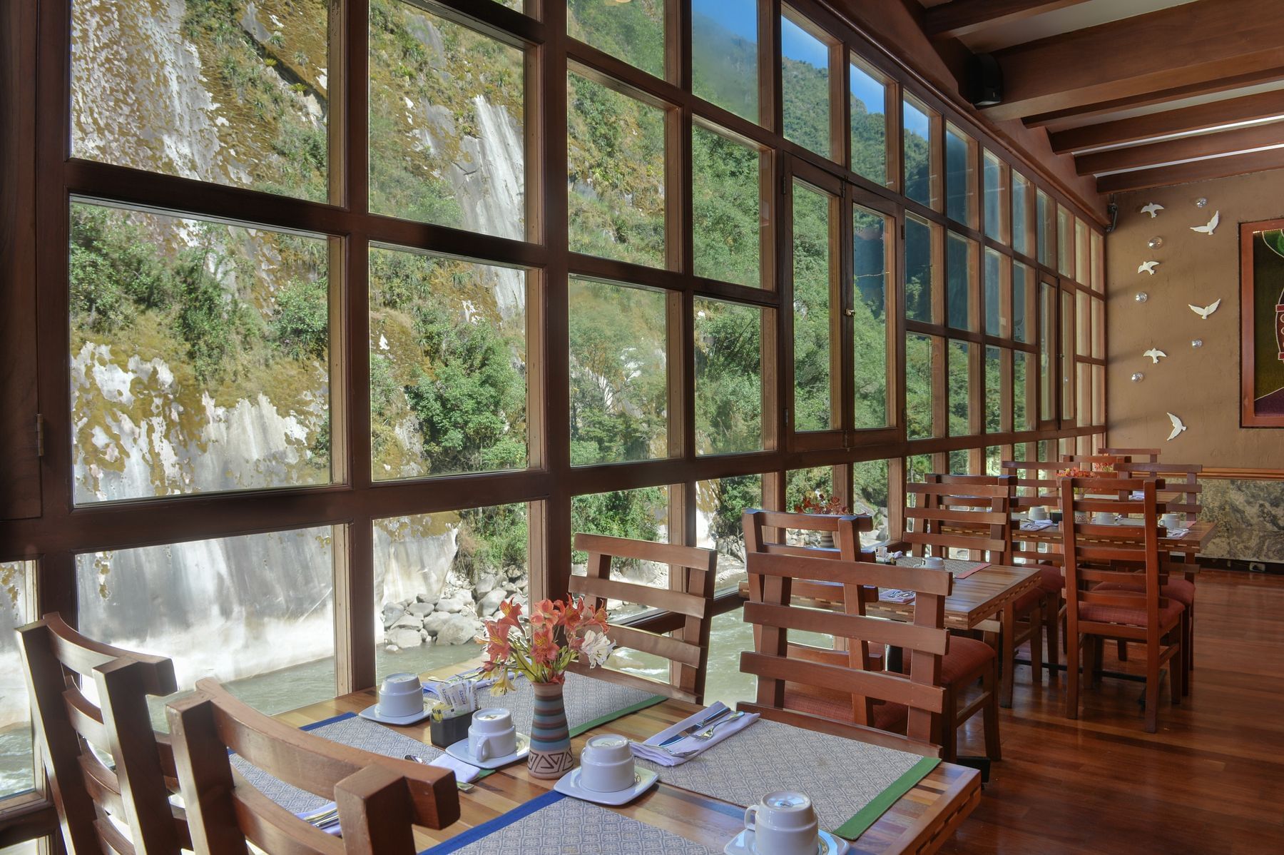 comedor con vista al río