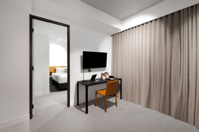 Work desk & TV in a Room at Nesuto Docklands