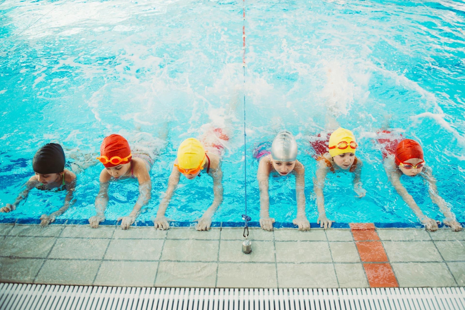 Группы занятий в бассейне. Дети в бассейне. Дети плавают в бассейне. Занятия в бассейне для детей. Плавание для детей школьного возраста.