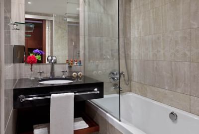 salle de bain avec baignoire