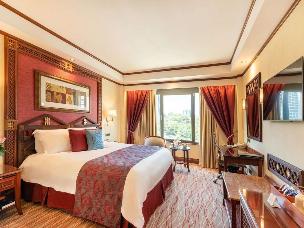 Queen Bed & furniture in Deluxe Room at Nairobi Serena Hotel