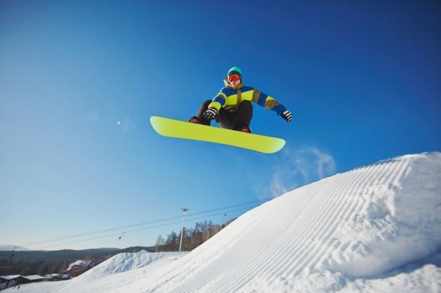 Snowboarder bosse activites hiver hotel les gentianettes 