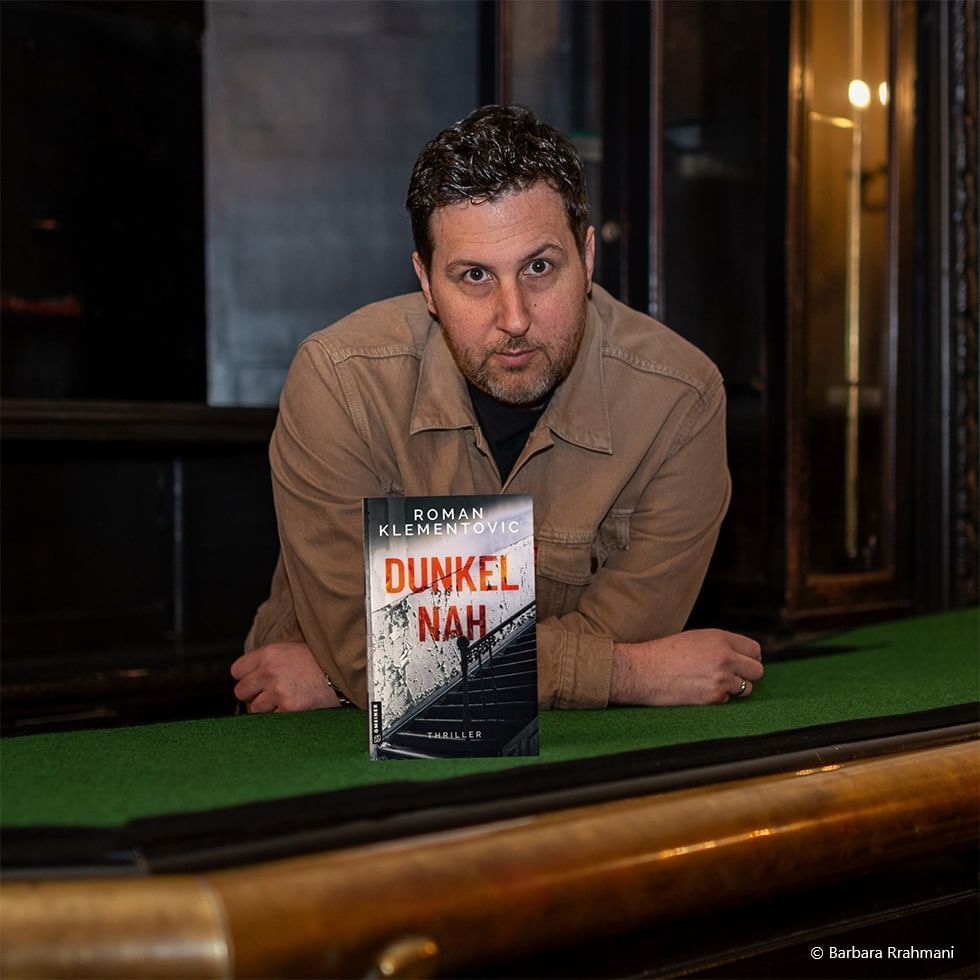 Mann mit Buch 