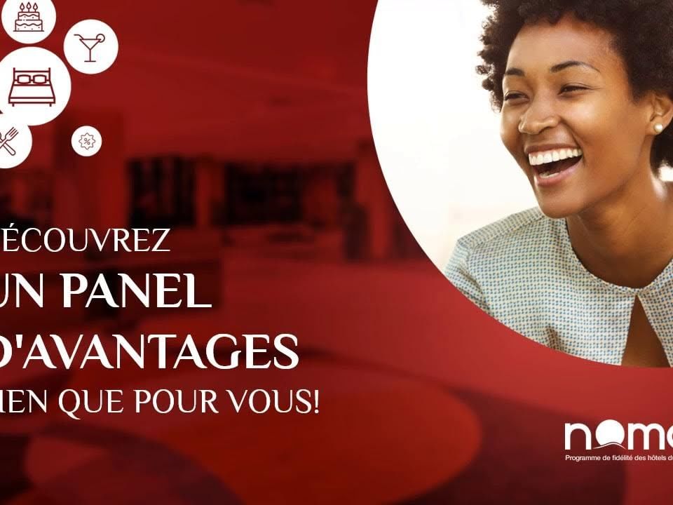 Femme heureuse avec un panneau d'avantages rien que pour vous sur Nomad.