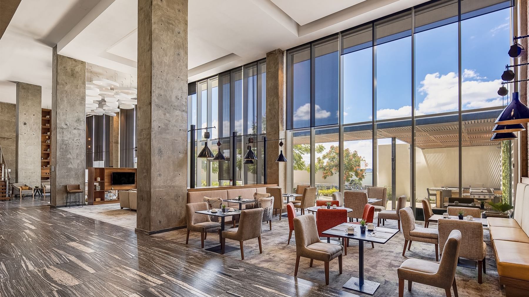 Modern interior of the restaurant at Fiesta Inn Suites Aeropuerto del Bajío Silao
