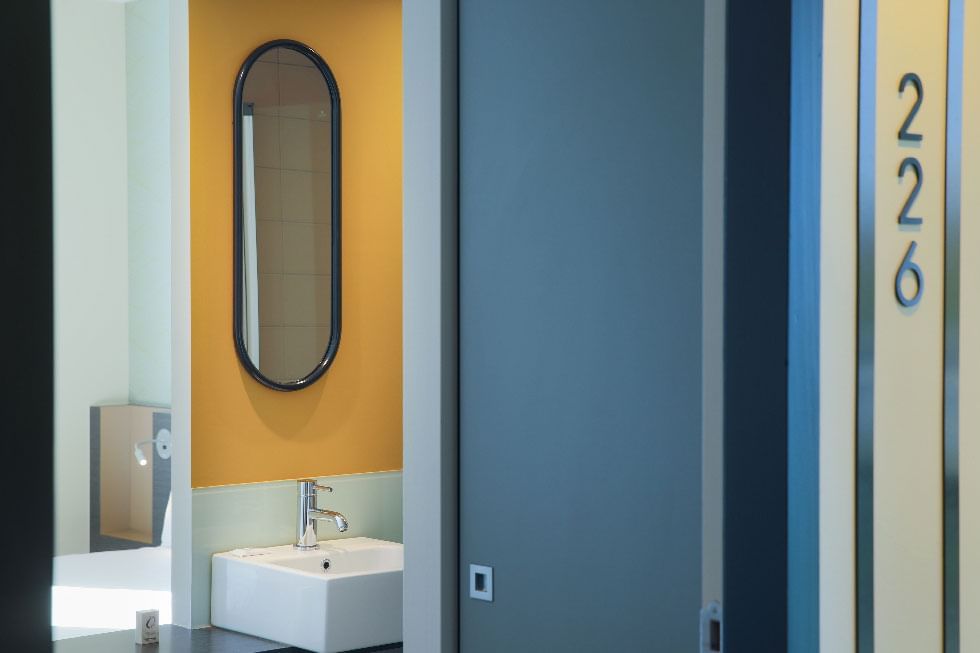Salle de bain ouverte sur la chambre design graphique couleur dé