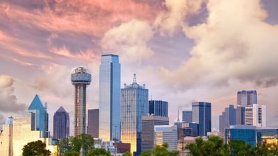 La silhouette de Dallas au coucher du soleil, avec l'emblématique Reunion Tower et les gratte-ciel situés près des hôtels Warwick Hotels & Resorts
