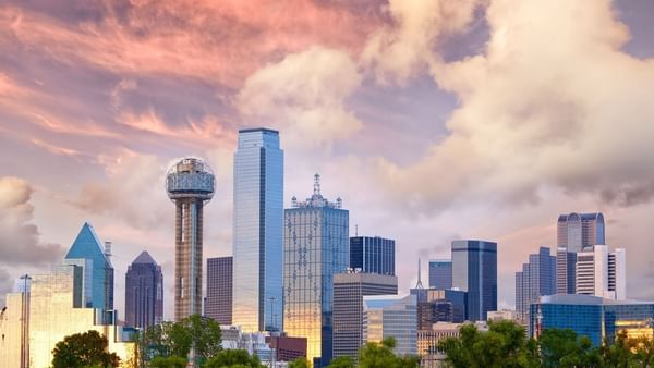 La silhouette de Dallas au coucher du soleil, avec l'emblématique Reunion Tower et les gratte-ciel situés près des hôtels Warwick Hotels & Resorts