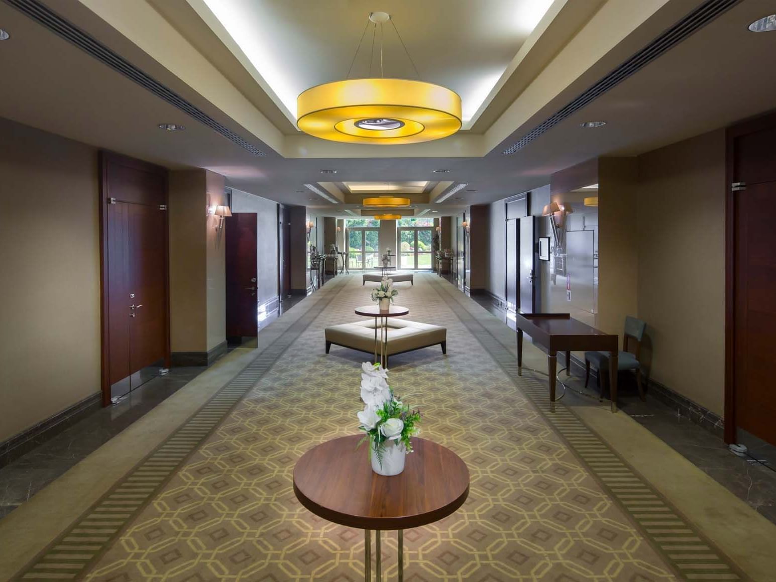 Titanic Business Kartal’ın Savlo salonunda, zarif detaylarla tasarlanmış koridor iç mekânı, toplantı ve etkinlikler için şık bir geçiş alanı sunuyor