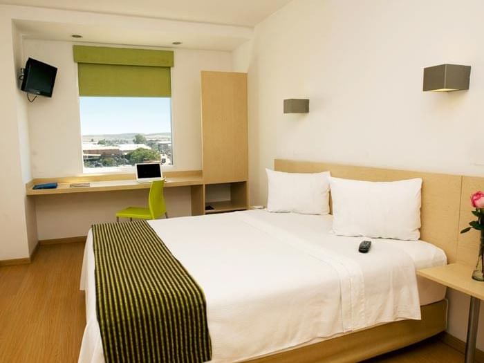 Habitación accesible con ventanas abiertas y escritorio en One Hotels