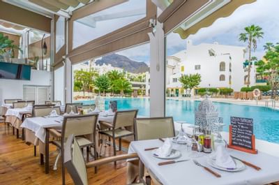 Sunset Harbour Club Outdoor Swimming Pool Bar