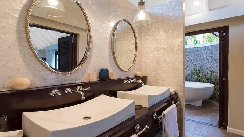 Bathtub with a mirror at Efate Pool Villa at Warwick Le Lagon 