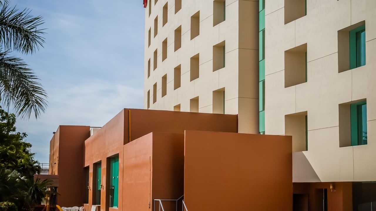 Sunbeds by the outdoor pool at Fiesta Inn Culiacán