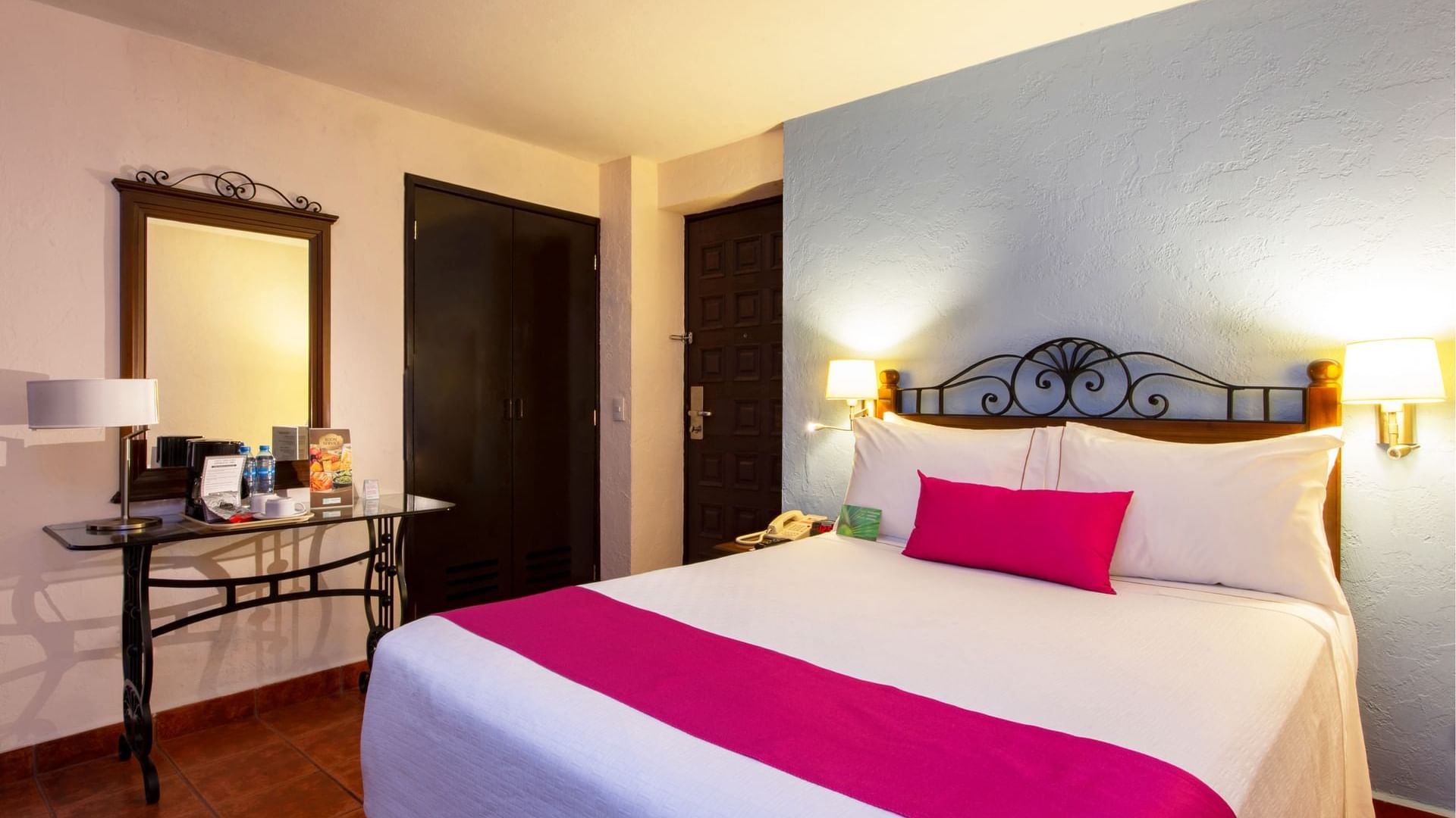 Close-up of a king bed in a suite at Gamma Mérida el Castellan