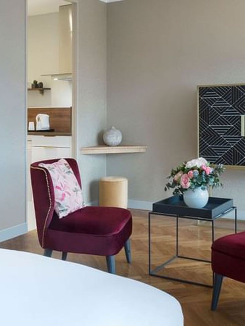 coin salon de la chambre de luxe Warwick Reine Astrid à Lyon (vue panoramique)