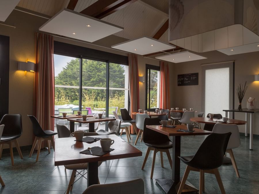 Interior of a dining area at Hotel Au Chene Vert