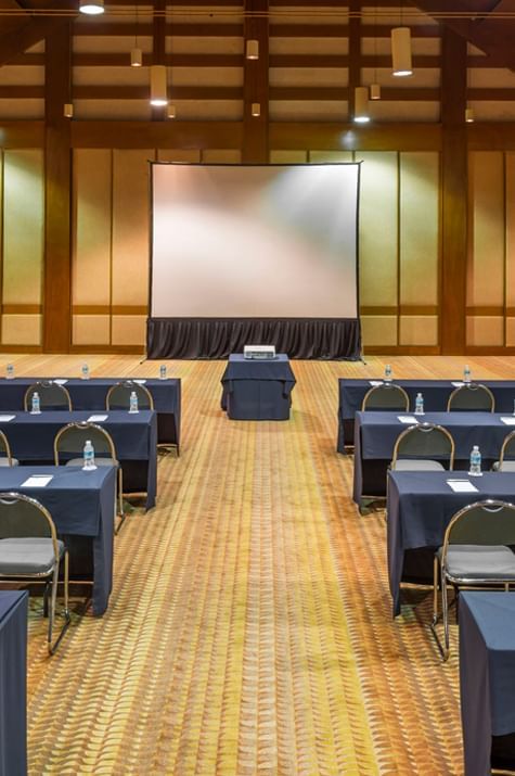 Classroom-style meeting room set up in Japanese room for events at Hotel Sumiya Cuernavaca