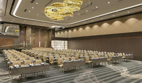 Titanic Business Kartal'daki Karina 2 salonunda, masa ve sandalyelerle sınıf düzeninde hazırlanmış bir etkinlik alanı bulunmaktadır.