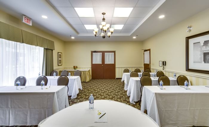 Meeting room at Monte Carlo Inn Barrie Suites 