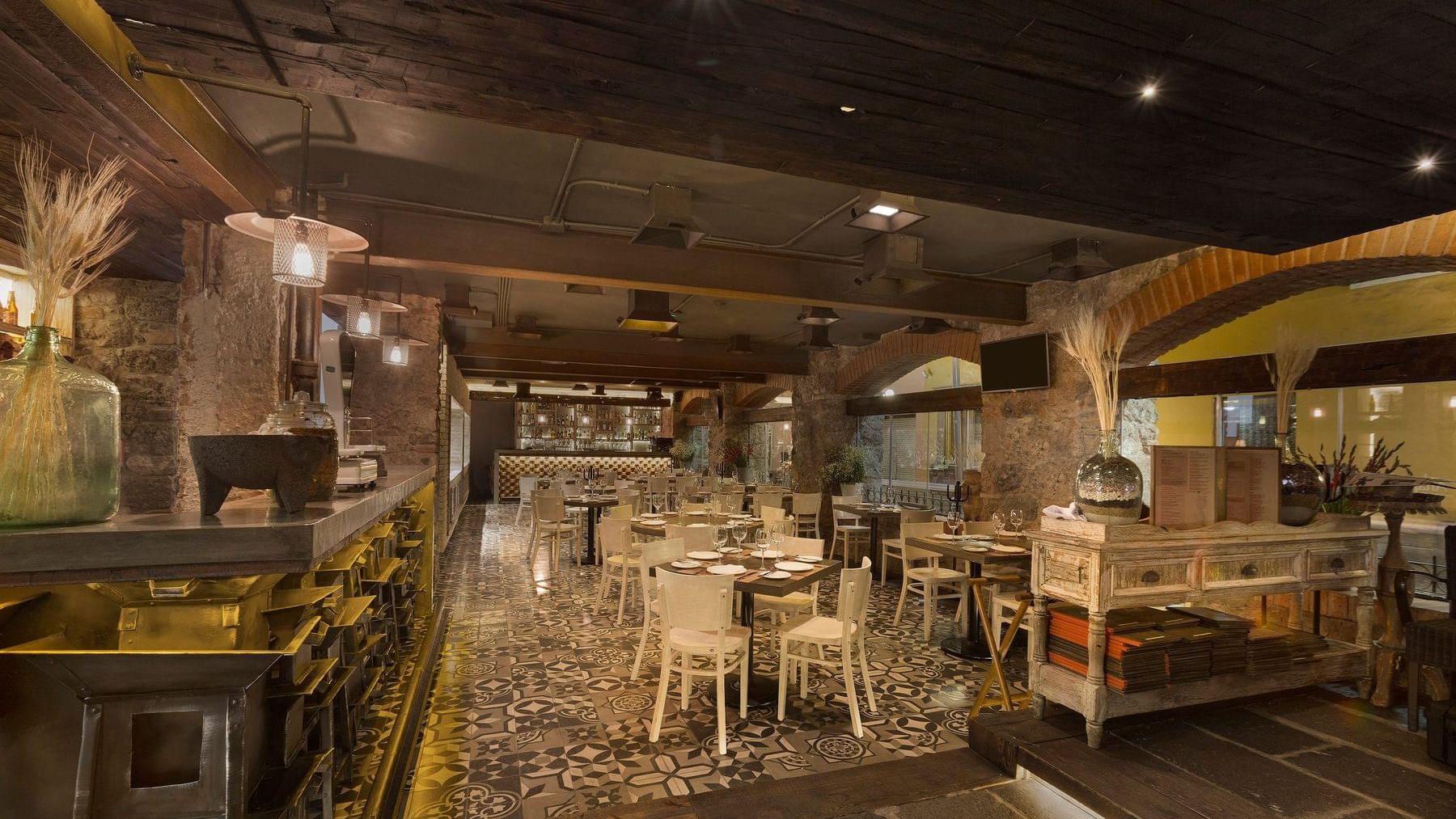 Dining tables set up with glassware in a restaurant at Gamma Puebla Senorial Centro
