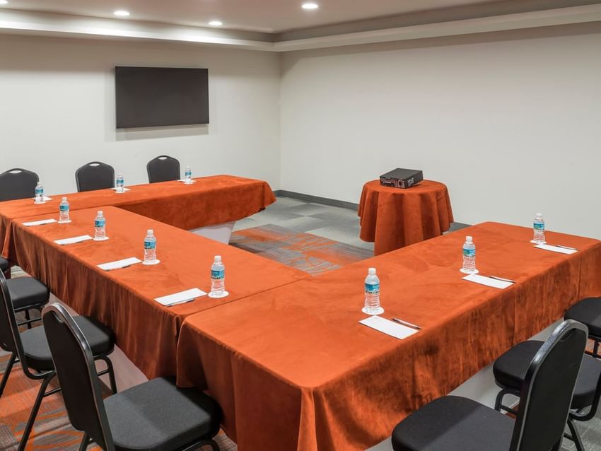 Sala de reuniones Tokio en el Real Inn Celaya con mesas y sillas en Celaya.