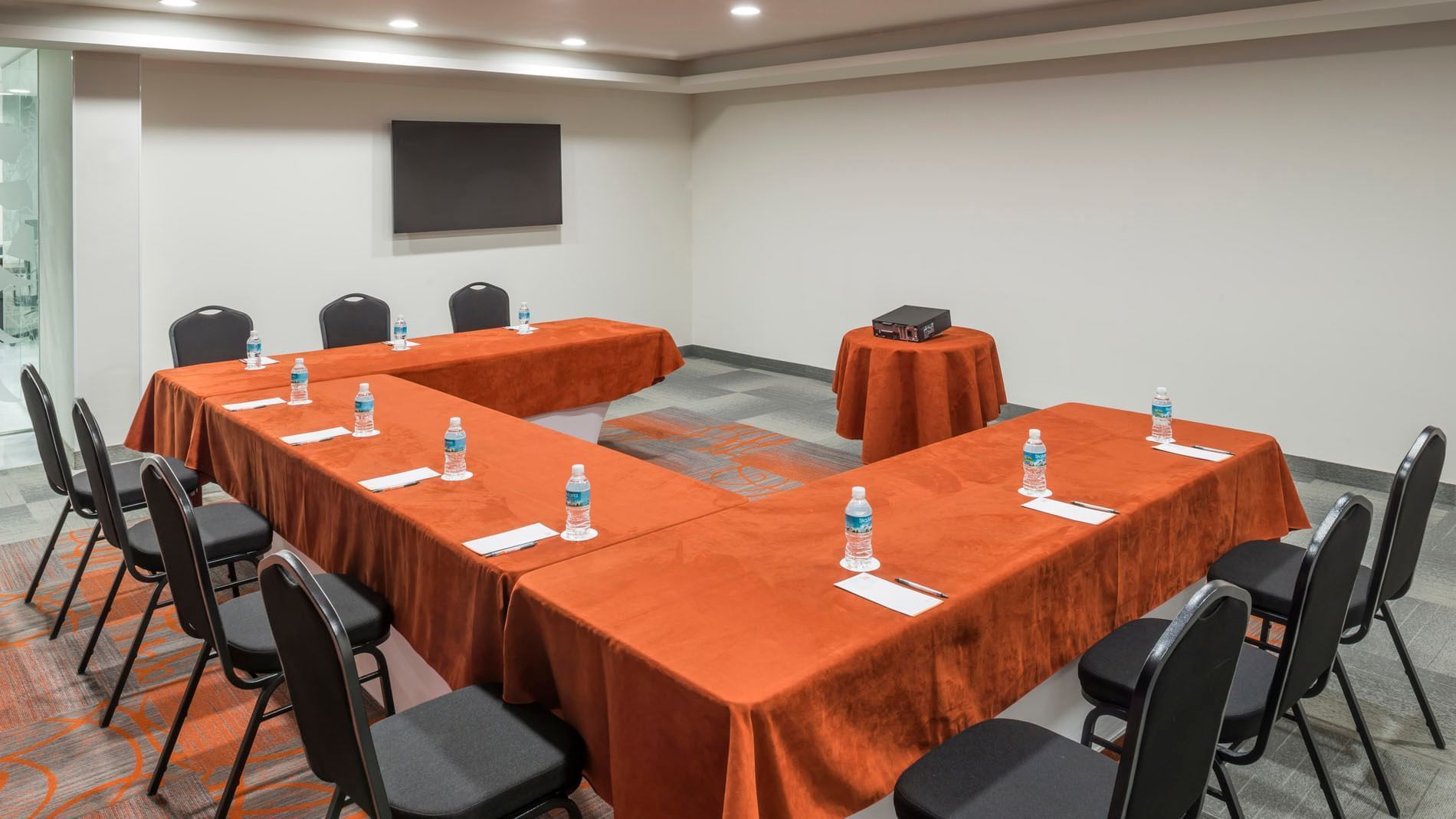 Sala de reuniones Tokio en el Real Inn Celaya con mesas y sillas en Celaya.