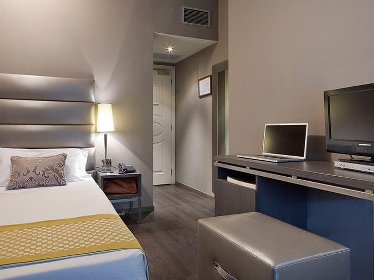 Bed & furniture in Single Superior at Hotel Mozart Milan