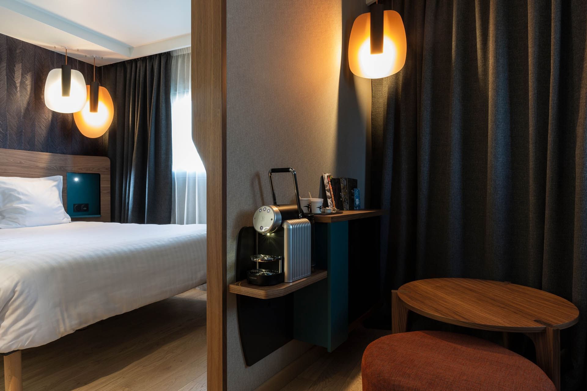 Lit king-size et salon à l'Oceania Paris Porte de Versailles